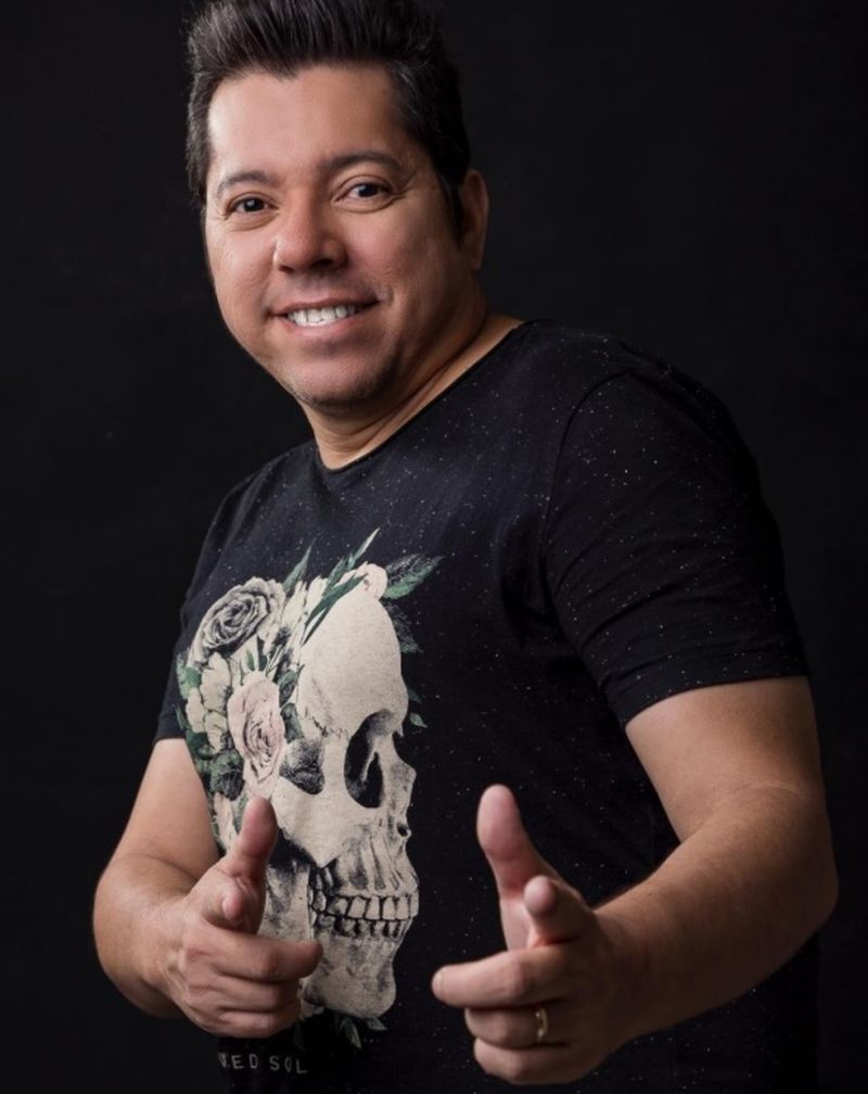 Cantor e compositor Louro Santos morre no Recife aos 49 anos