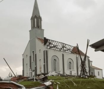 Moradores vivem momentos de terror após microexplosão em São João do Itaperiú