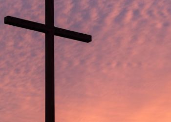 Mulher que ateou fogo na Igreja Matriz de Luiz Alves e perseguiu padre é condenada a quase 10 anos de prisão