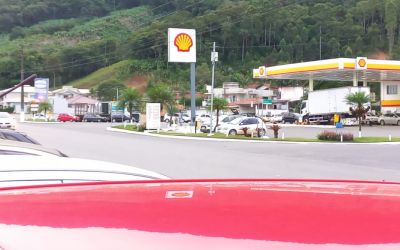 Motoristas fazem fila em postos de combustíveis de Luiz Alves, após Petrobras anunciar reajuste no preço da gasolina e do diesel