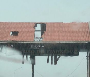 Ventos de 75 km/h causam estragos em São João do Itaperiú