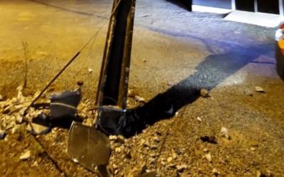 Carro bate em poste no Ribeirão do Padre