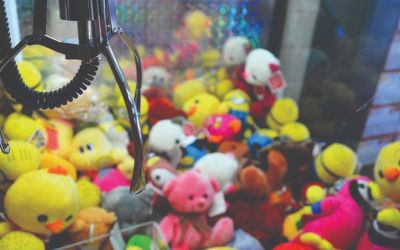Deputado quer proibir máquina com garra para pegar bichos de pelúcia em Santa Catarina