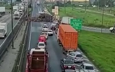 Acidente com carreta carregada de madeira interdita BR-101 próximo a ponte entre Navegantes e Itajaí